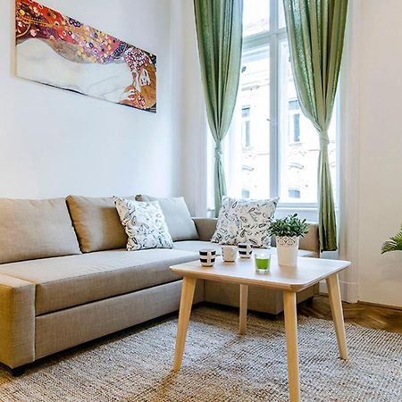 Cozy 2 Bedroom Apartment In Terez Boulevard. Budapest Exterior foto