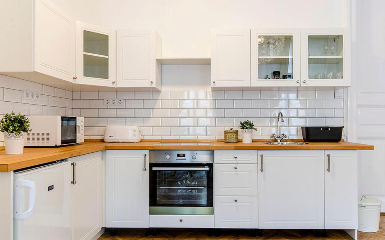 Cozy 2 Bedroom Apartment In Terez Boulevard. Budapest Exterior foto